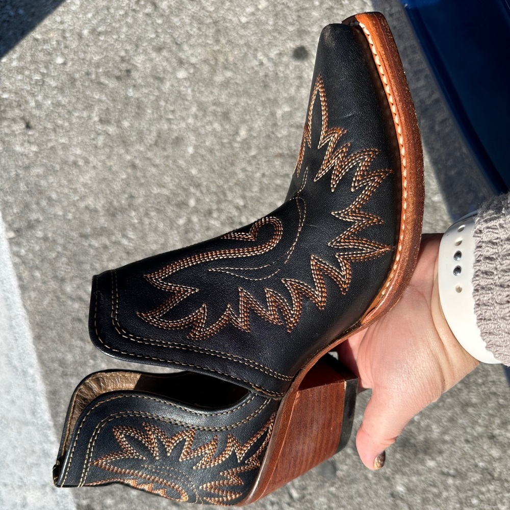 Black Ariat Dixon booties 7B